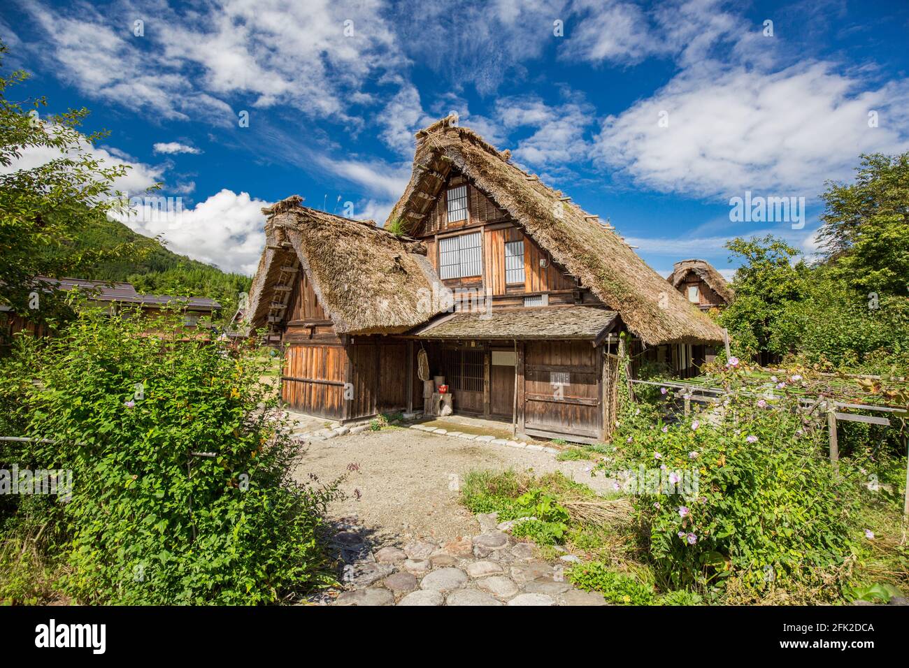 Petite maison japonaise traditionnelle. Bâtiment avec toit de chaume. Ogimachi Shirakawa-Go, site classé au patrimoine mondial de l'UNESCO. Shirakawa, Gifu, Japon Banque D'Images