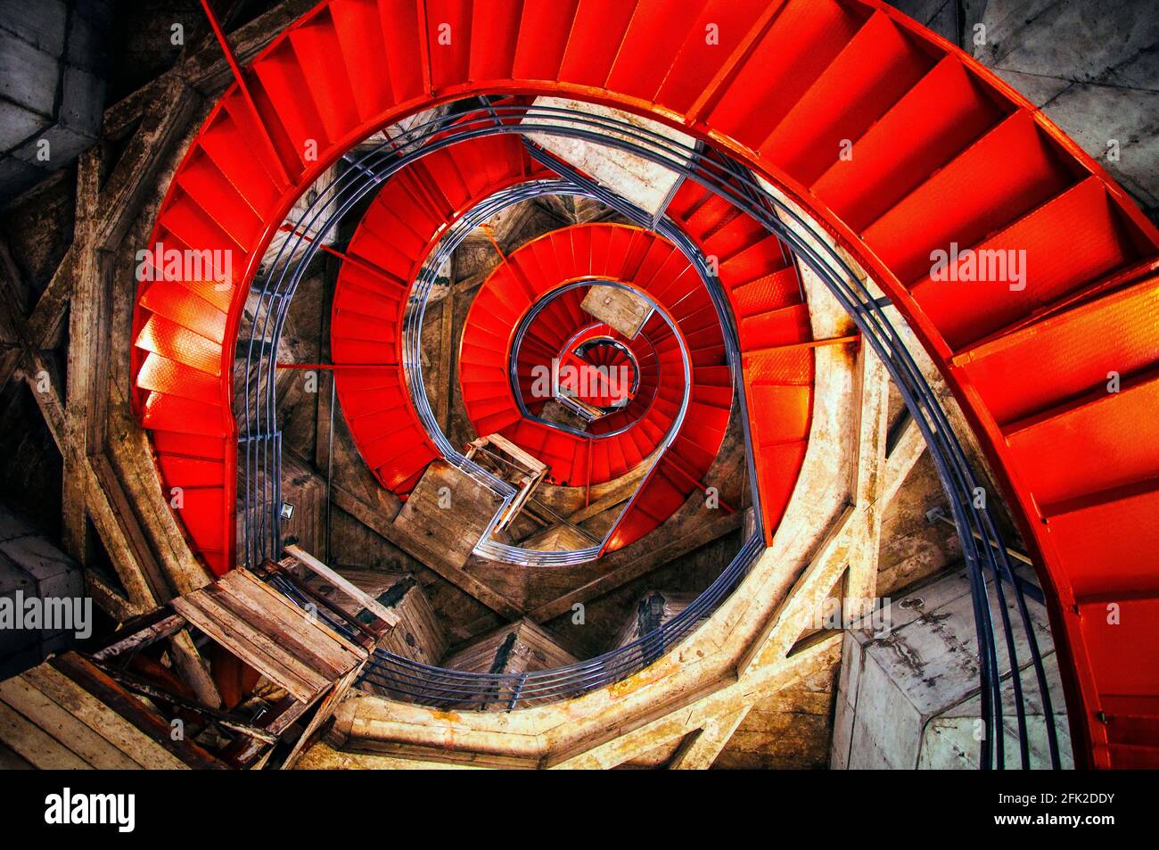 Vue intérieure des escaliers rouges en spirale. Manizales, Caldas, Colombie. Banque D'Images