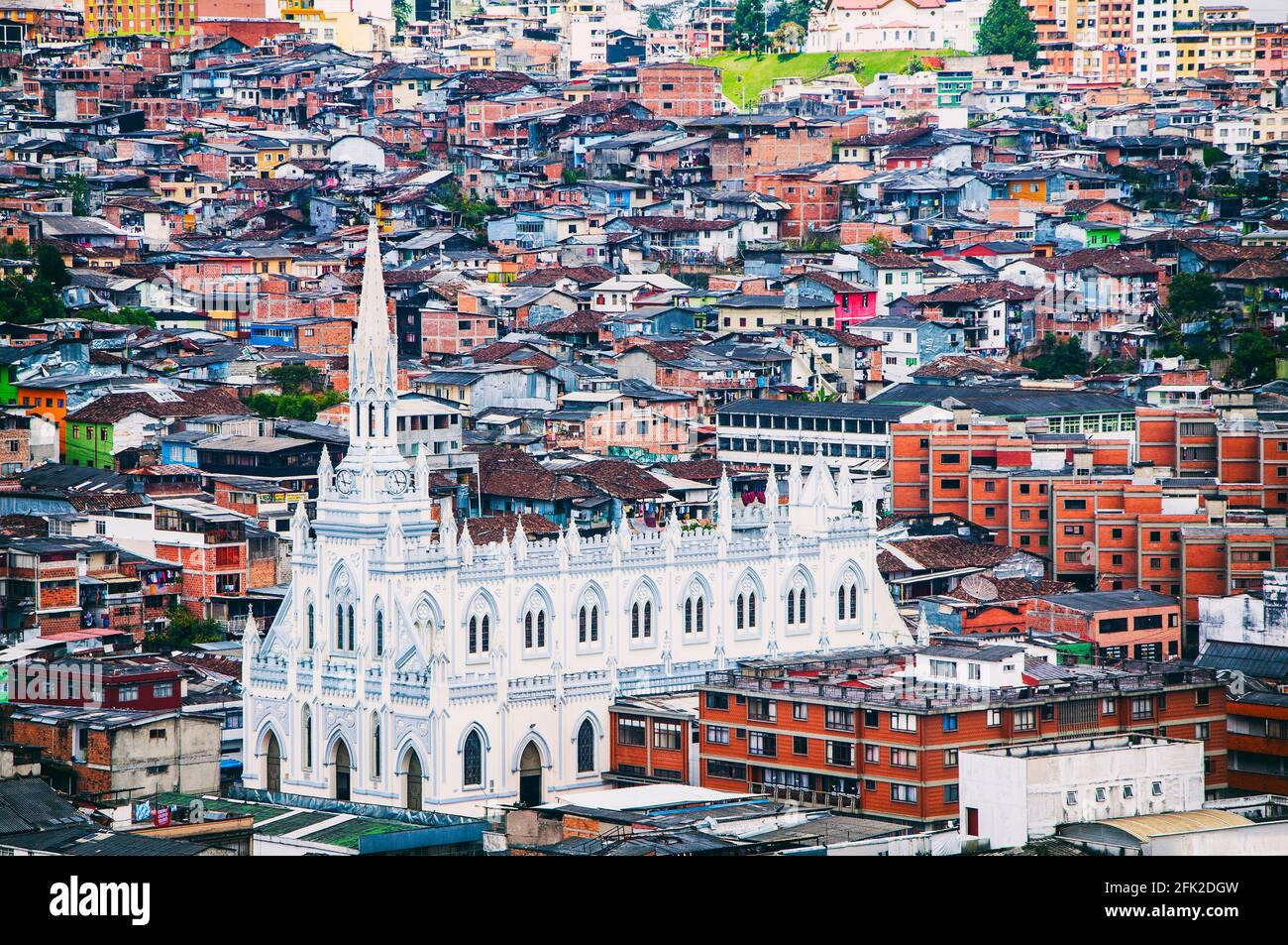 Vue sur la ville, ses maisons et son église. Manizales, Caldas, Colombie. Banque D'Images