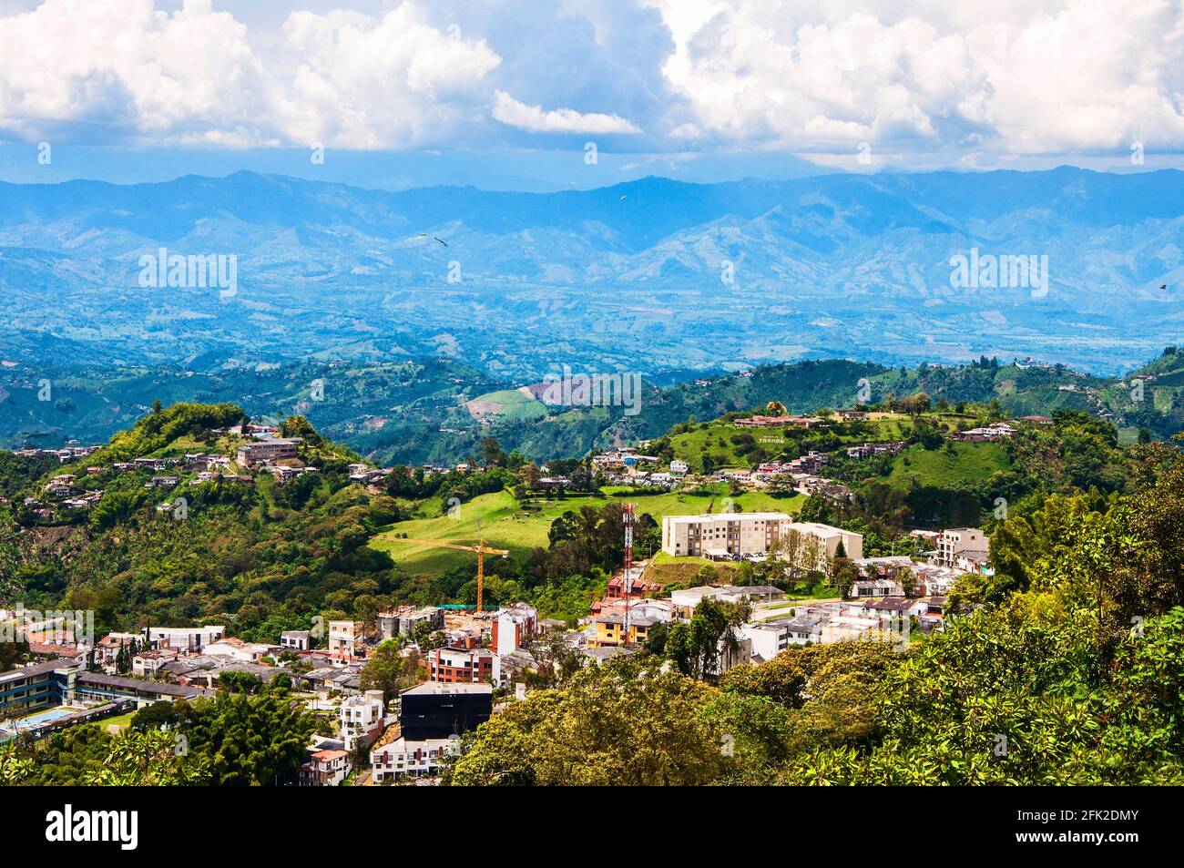 Vue sur la ville, ses maisons et ses montagnes. Manizales, Caldas, Colombie. Banque D'Images