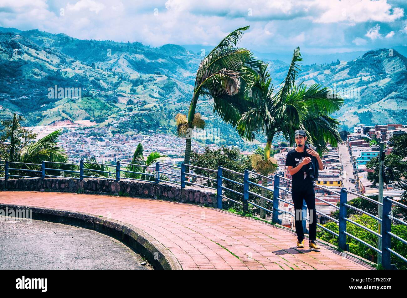 Homme marchant et montagnes en arrière-plan. Manizales, Caldas, Colombie. Banque D'Images