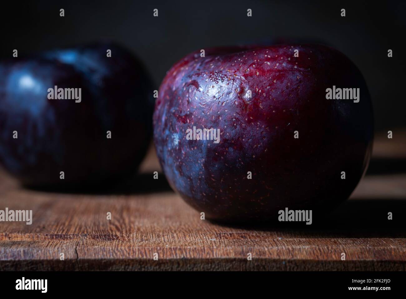 prunes sur une planche en bois Banque D'Images