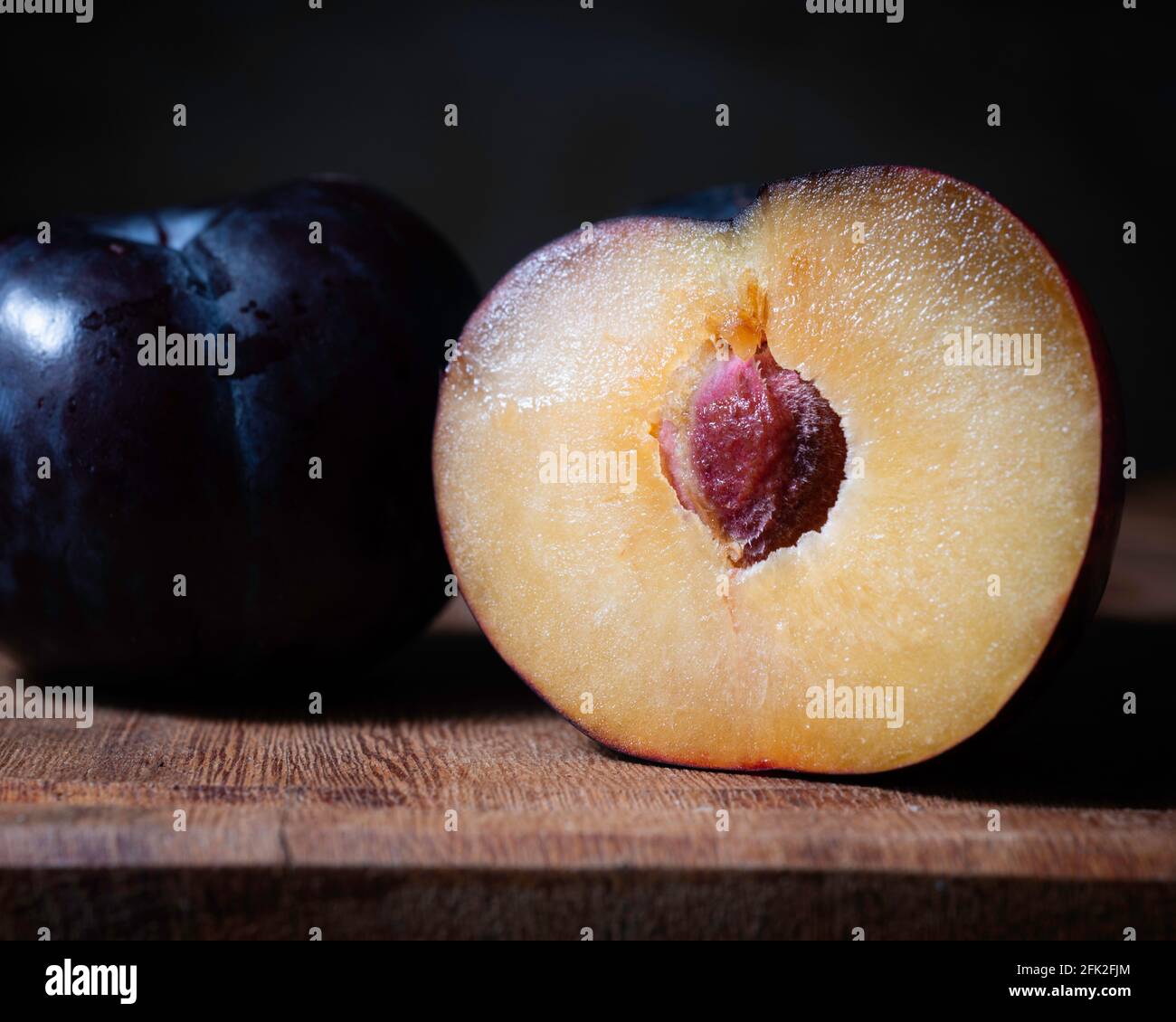 prunes sur une planche en bois Banque D'Images