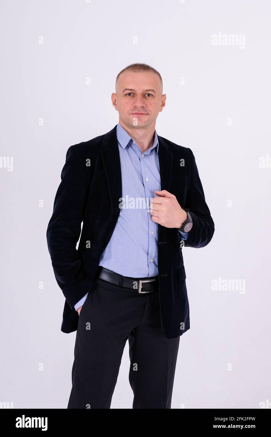 Homme portant une chemise bleue, un pantalon noir et une veste bleue sur  fond blanc Photo Stock - Alamy