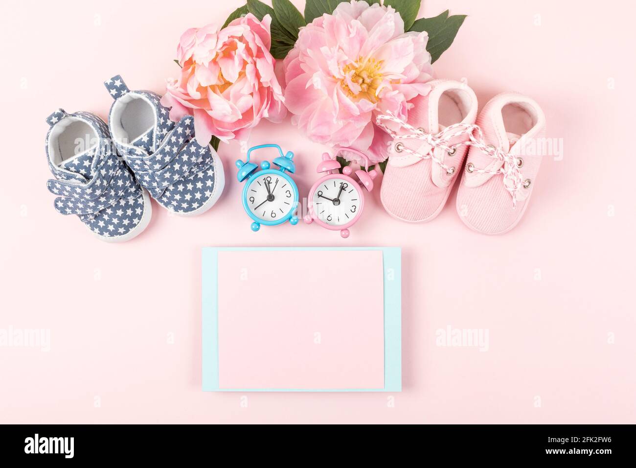 Chaussures Pour Filles Et Garcons Avec Montres Roses Et Bleues Sur Fond Rose Maquette D Anniversaire D Invitation Ou De Carte De Vœux Pour Bebe Copier L Espace Pose A Plat Photo Stock Alamy