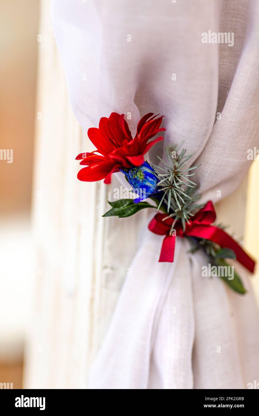 Décor de mariage, bouquet de fleurs accroché à l'arche de l'autel avec le voile blanc en arrière-plan, Banque D'Images