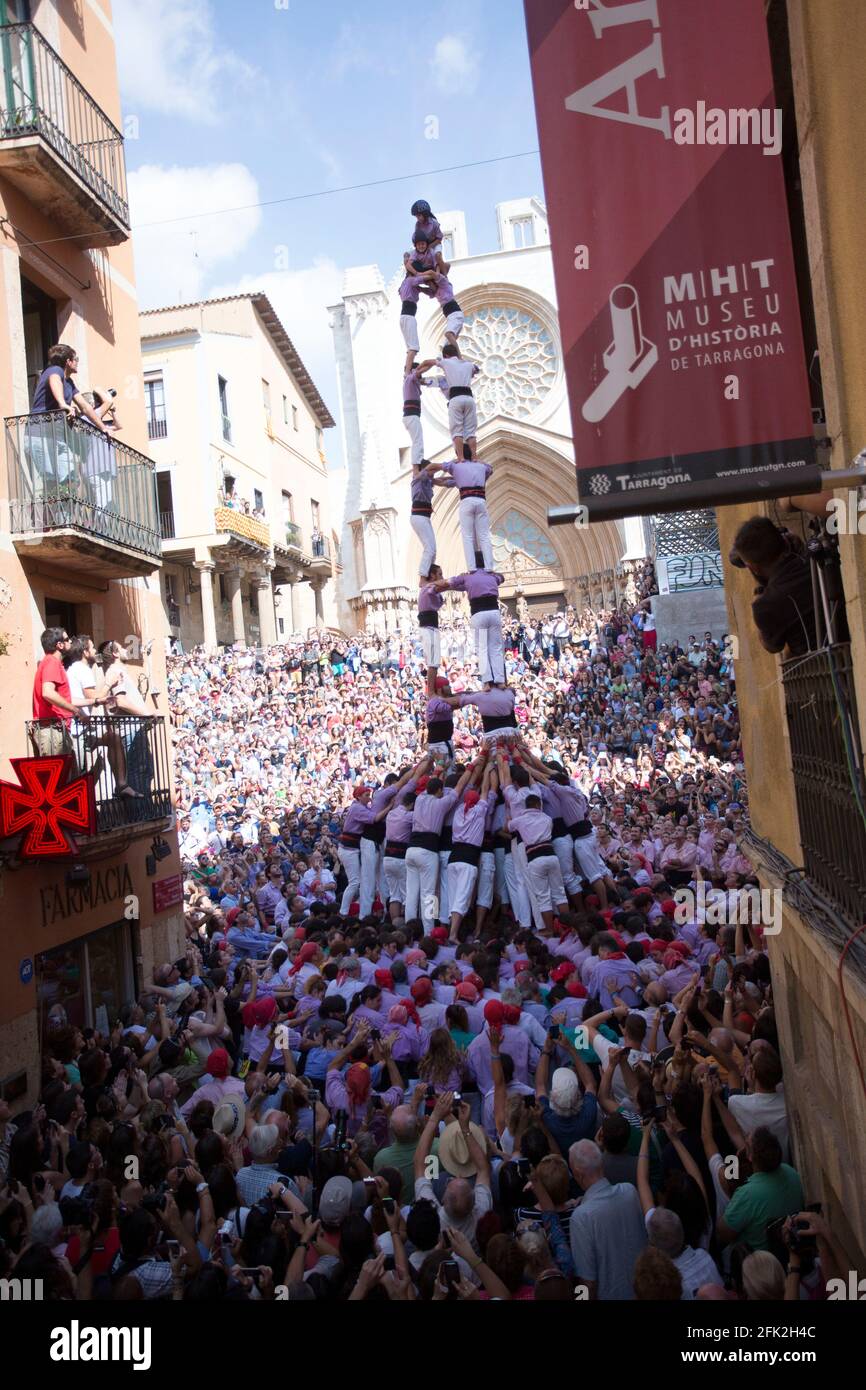 Tarragone, Espagne, 19 septembre 2019 - Human Castells Tower sur la foule de touristes Banque D'Images