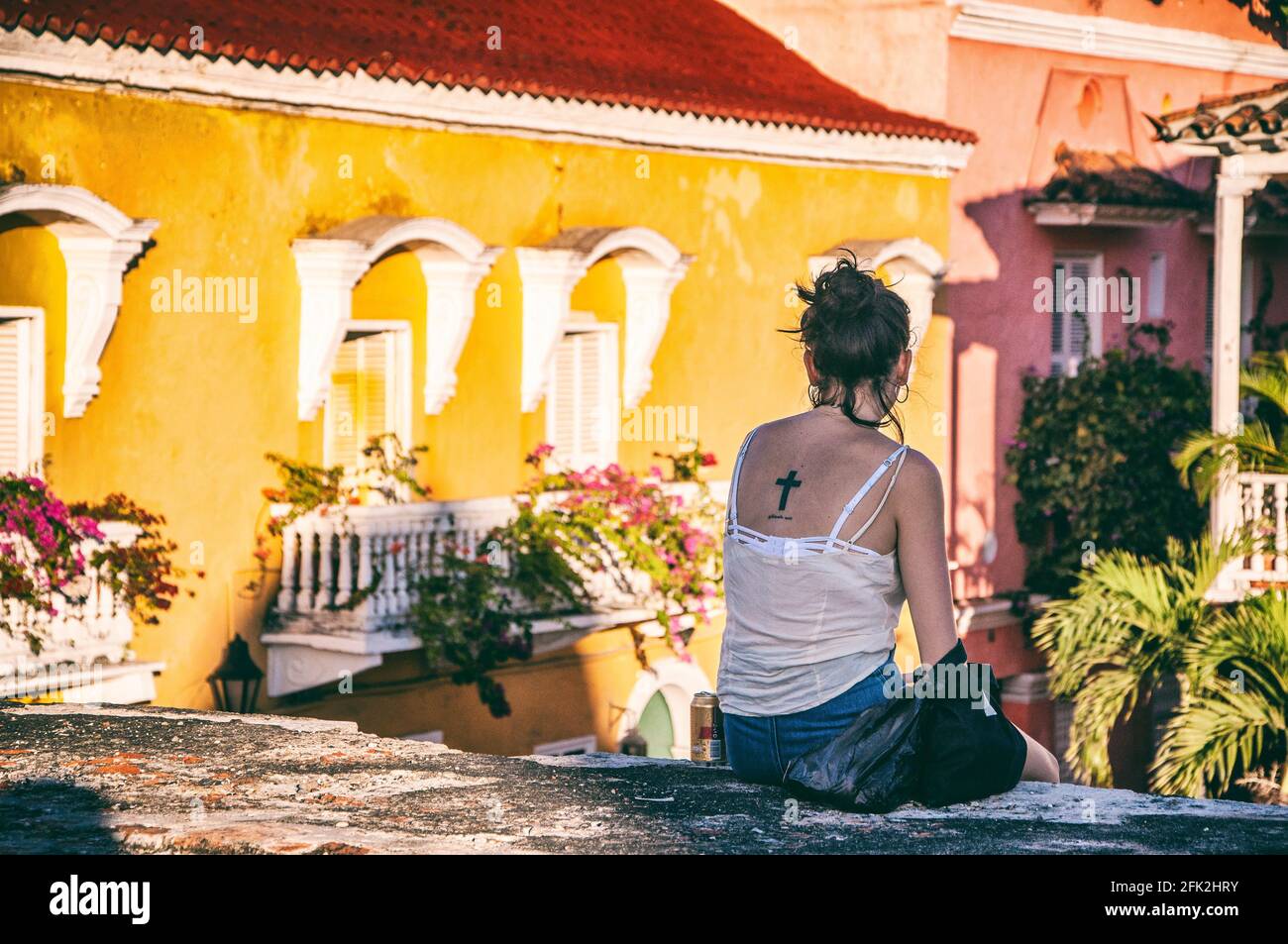 Jeune femme assise sur le dos. Cartagena, Colombie. Banque D'Images