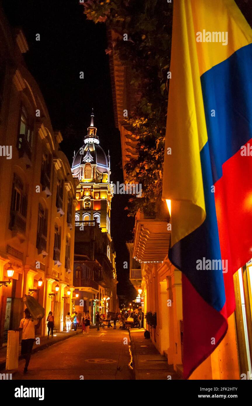 Cathédrale de Santa Catalina de Alejandría et drapeau de la Colombie. Cartagena de Indias, Colombie. Cartagena, Colombie. Banque D'Images
