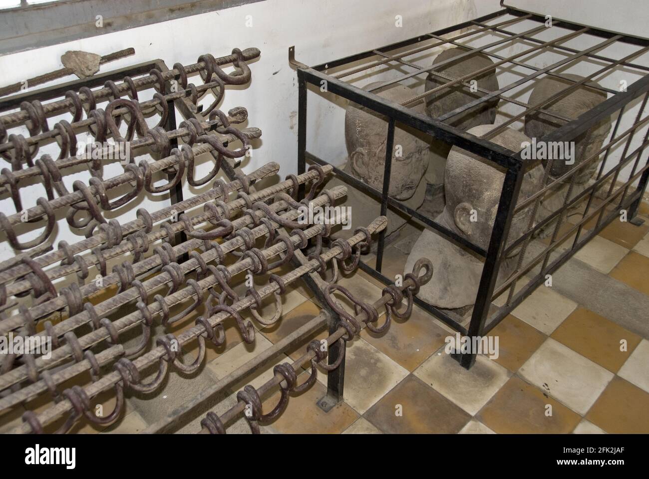 Les chaînes de fer utilisées sur les prisonniers sont exposées au Musée du génocide de Tuol Sleng, anciennement prison de sécurité 21, et un site de torture, pendant le Rou khmer Banque D'Images