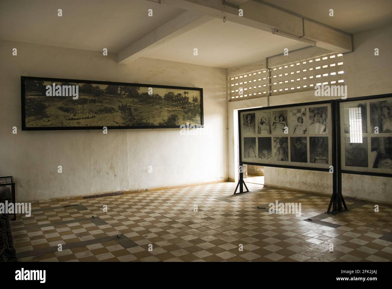 Des photos des victimes de torture sont exposées au Musée du génocide de Tuol Sleng, autrefois utilisé comme prison de sécurité en 21, et un site de torture, pendant le R khmer Banque D'Images