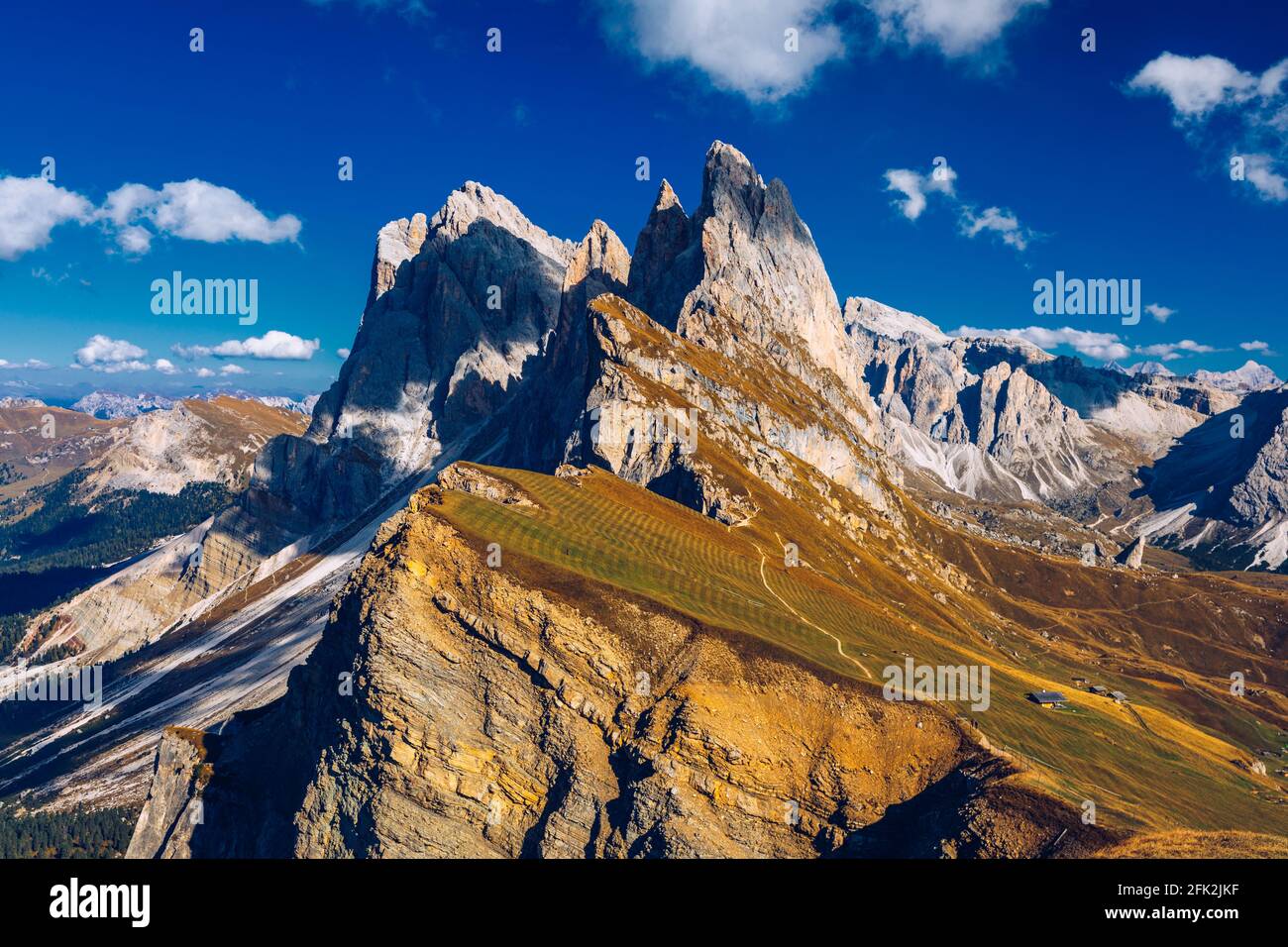 Secada en automne dans le sud du Tyrol dans les Alpes du nord de l'Italie. Vues de Seceda sur les montagnes Odle en automne avec les couleurs de l'automne. Secada, Val Gardena, Banque D'Images