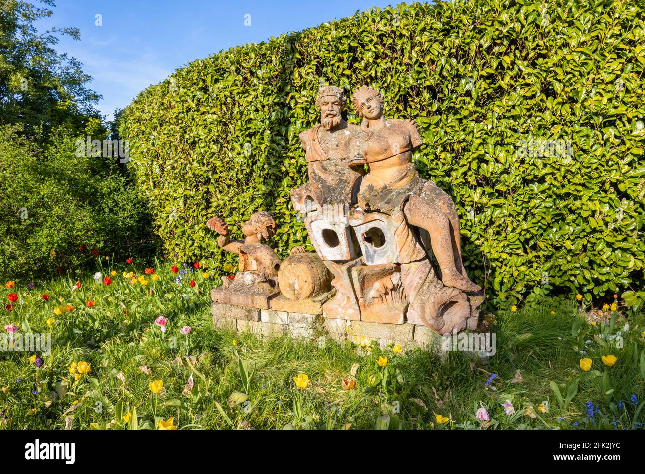 Statue de terre cuite vue au festival des tulipes de printemps à Dunsborough Park, Ripley, Surrey, au sud-est de l'Angleterre en avril Banque D'Images