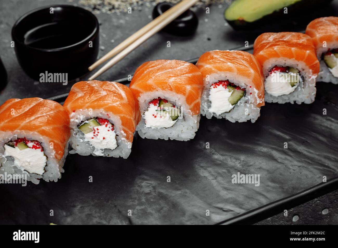Sushi Philadelphie sur une assiette décorative en pierre Banque D'Images