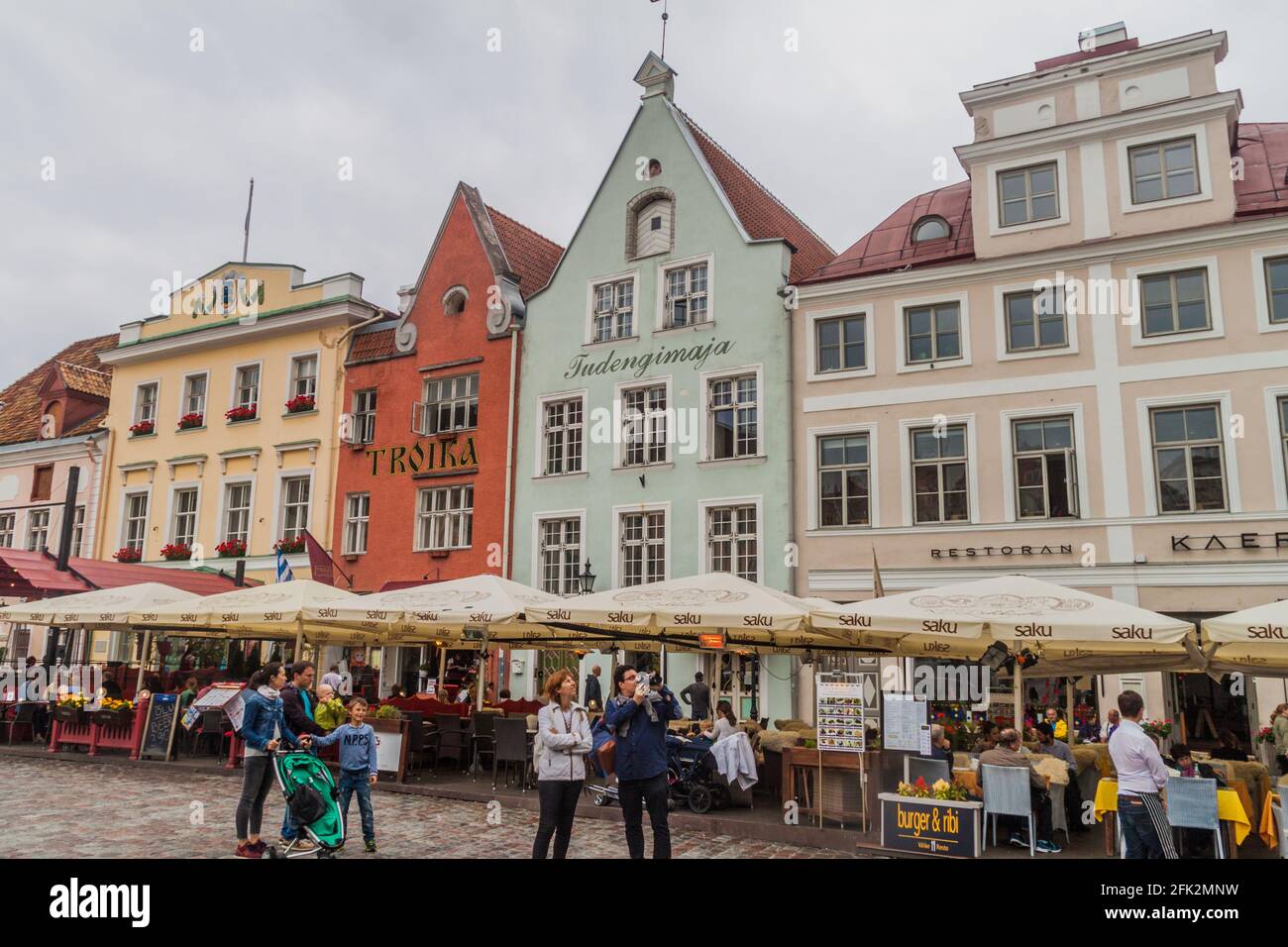 TALLINN, ESTONIE - 22 AOÛT 2016 : les gens s'assoient dans les restaurants de la place Raekoja à Tallinn. Banque D'Images