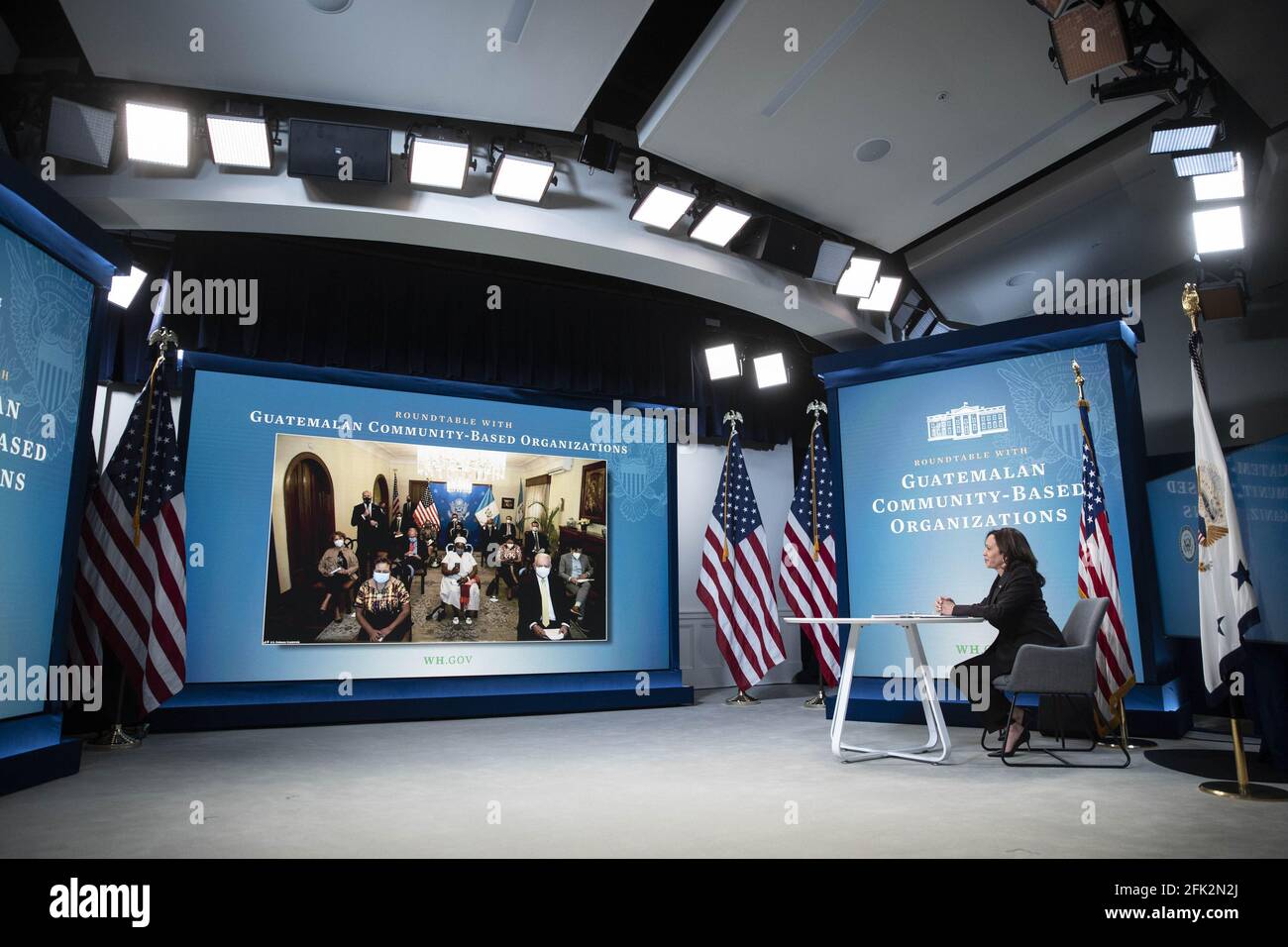 Washington, États-Unis. 27 avril 2021. Le vice-président américain Kamala Harris s'exprime lors d'une table ronde virtuelle avec des représentants d'organisations communautaires guatémaltèques dans le bâtiment Eisenhower Executive Office à Washington, DC, le mardi 27 avril 2021. Harris se retrouve dans des relations tendues avec les dirigeants des pays d'Amérique centrale qui ont produit une vague de migrants vers les États-Unis, compliquant considérablement sa mission pour freiner une crise humanitaire croissante à la frontière sud-ouest. Photo de Sarah Silbiger/UPI crédit: UPI/Alay Live News Banque D'Images