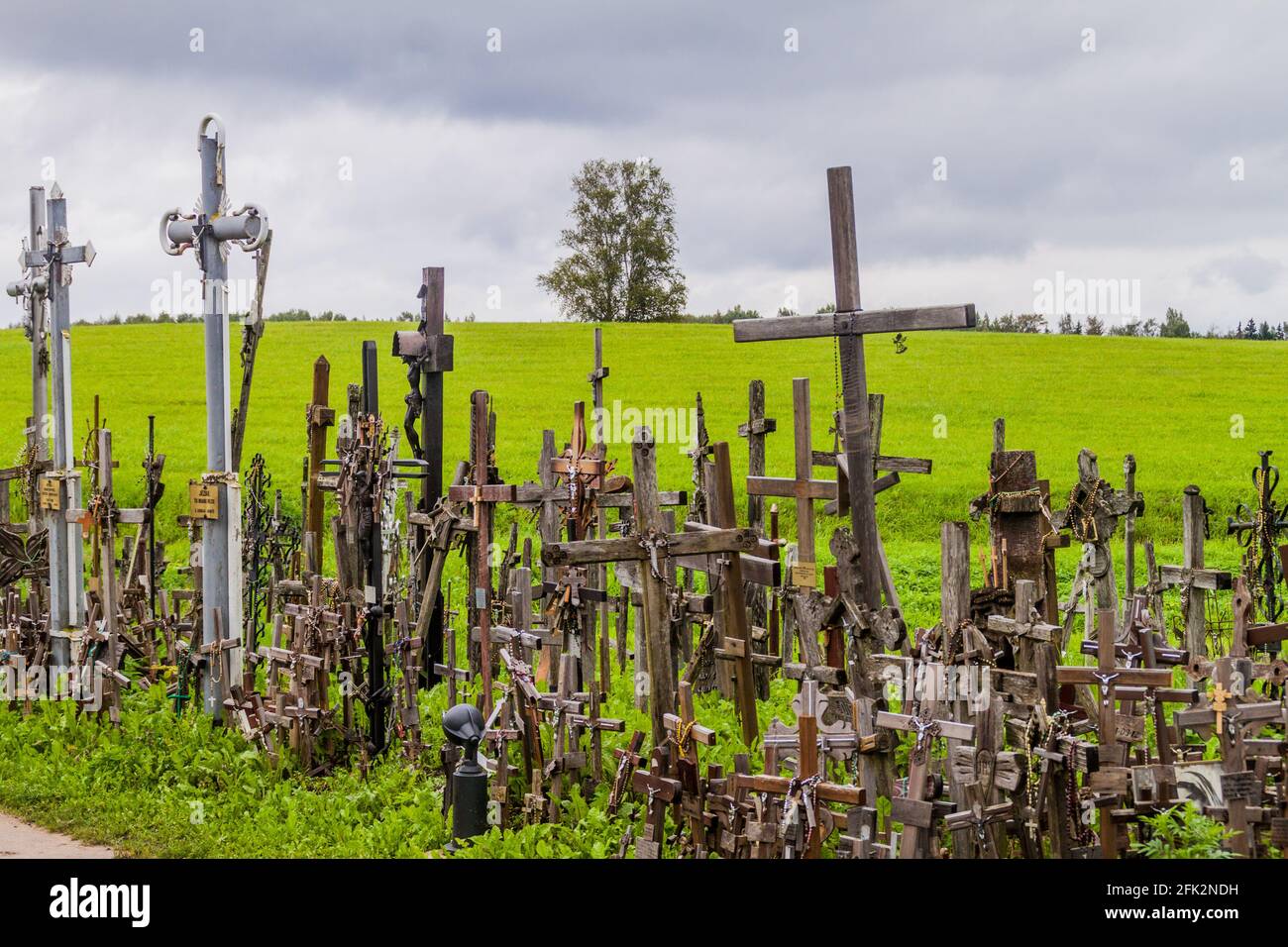 La colline des croix, lieu de pèlerinage dans le nord de la Lituanie Banque D'Images