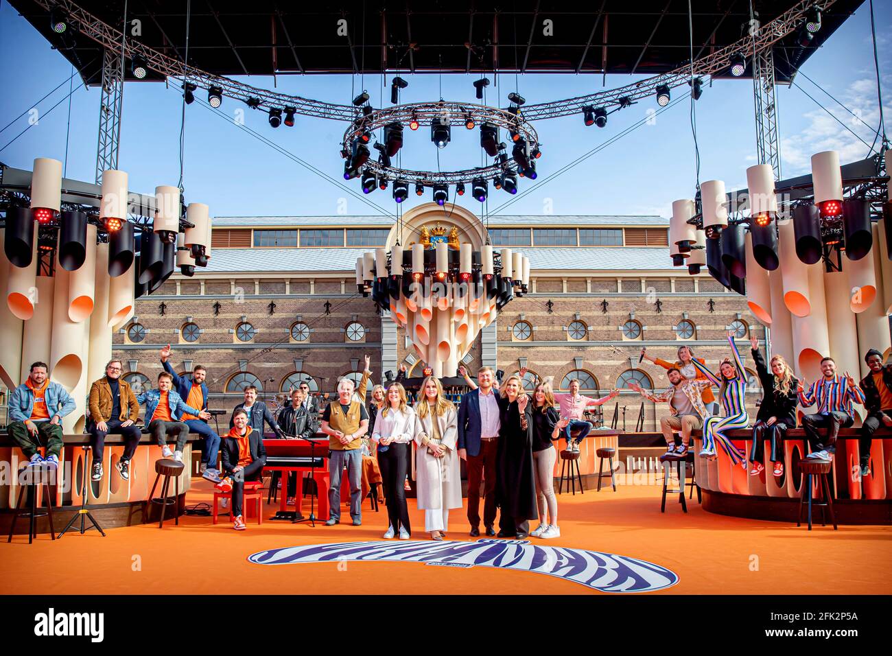 La Haye, pays-Bas. 27 avril 2021. Le roi Willem-Alexander, la reine Maxima, la princesse Amalia, la princesse Alexia et la princesse Ariane assistent au concert des Kingsday Streamers à la Haye, aux pays-Bas, le 27 avril 2021. Credit: Patrick van Katwijk/PAYS-BAS |/dpa/Alay Live News Banque D'Images