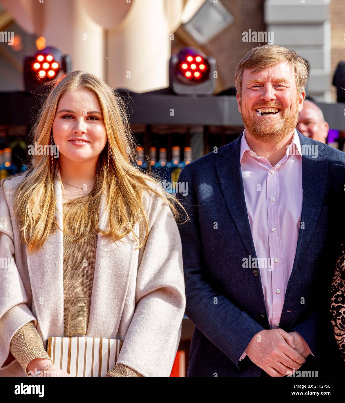 La Haye, pays-Bas. 27 avril 2021. Le roi Willem-Alexander, la reine Maxima, la princesse Amalia, la princesse Alexia et la princesse Ariane assistent au concert des Kingsday Streamers à la Haye, aux pays-Bas, le 27 avril 2021. Credit: Patrick van Katwijk/PAYS-BAS |/dpa/Alay Live News Banque D'Images