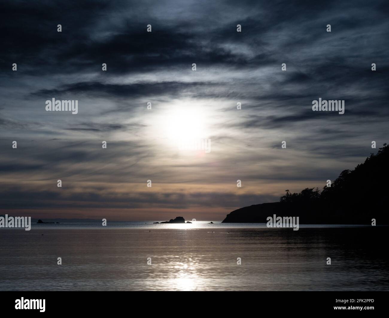 Coucher de soleil à Bowman Bay, parc régional de Deception Pass - WA, États-Unis Banque D'Images