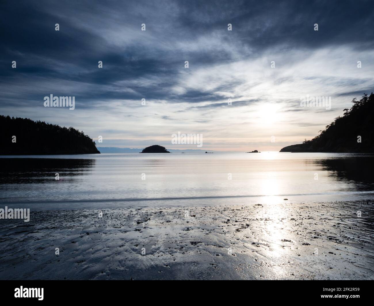 Coucher de soleil à Bowman Bay, parc régional de Deception Pass - WA, États-Unis Banque D'Images