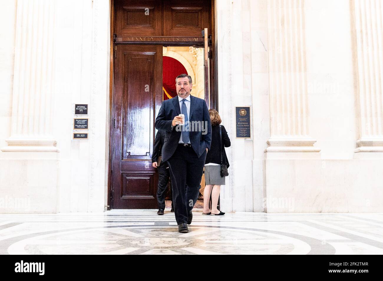 Washington, États-Unis. 27 avril 2021. Le sénateur américain Ted Cruz (R-TX) quitte un déjeuner du caucus républicain du Sénat. Crédit : SOPA Images Limited/Alamy Live News Banque D'Images