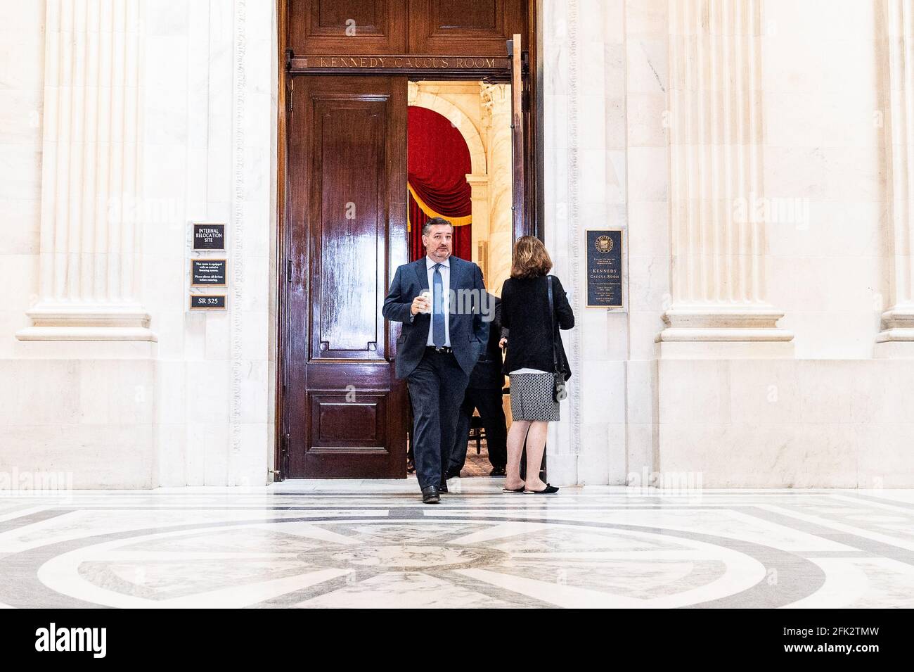 Washington, États-Unis. 27 avril 2021. Le sénateur américain Ted Cruz (R-TX) quitte un déjeuner du caucus républicain du Sénat. Crédit : SOPA Images Limited/Alamy Live News Banque D'Images