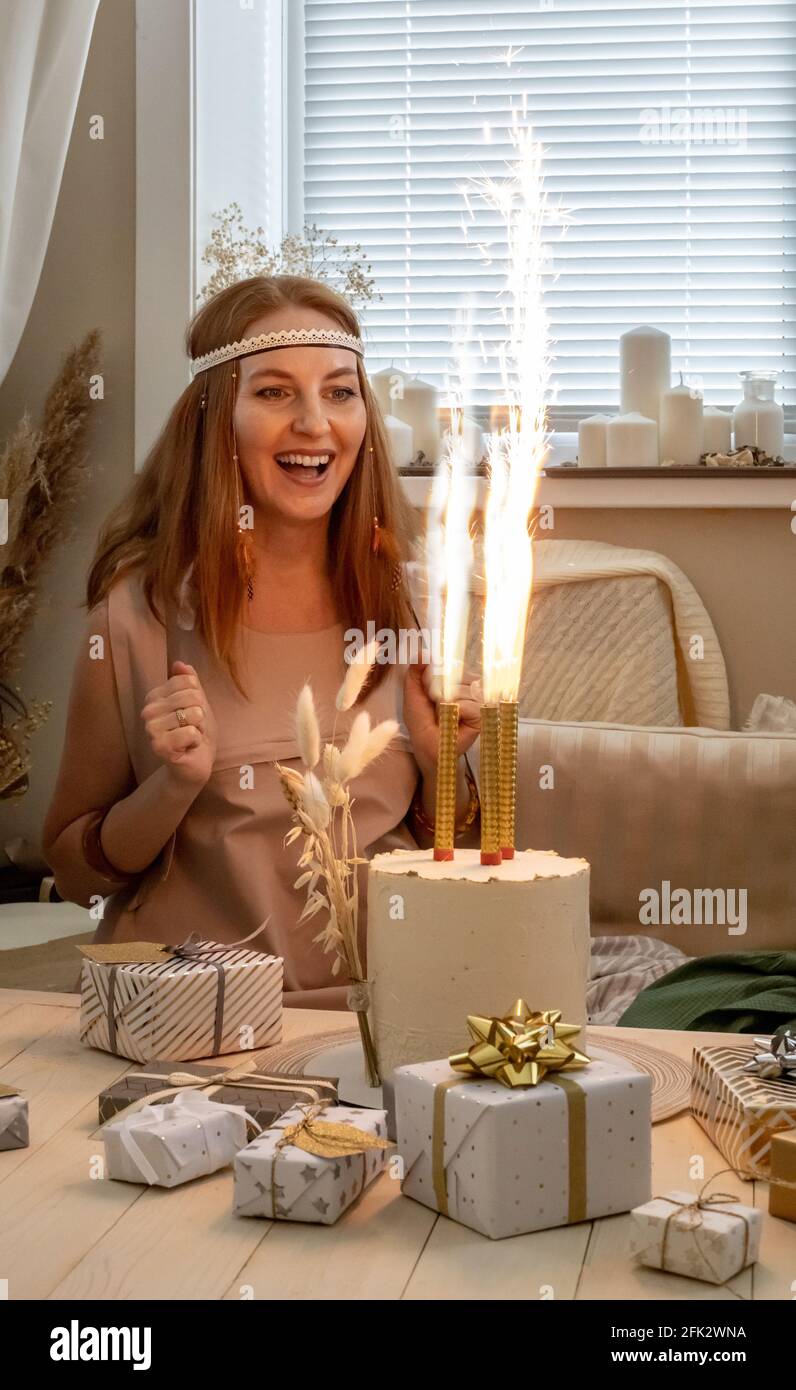 Femme Excitee Vetements De Mode Hippie Moderne Celebrant L Anniversaire Avec Petard Boites Cadeaux A Gateau Au Feu Photo Stock Alamy