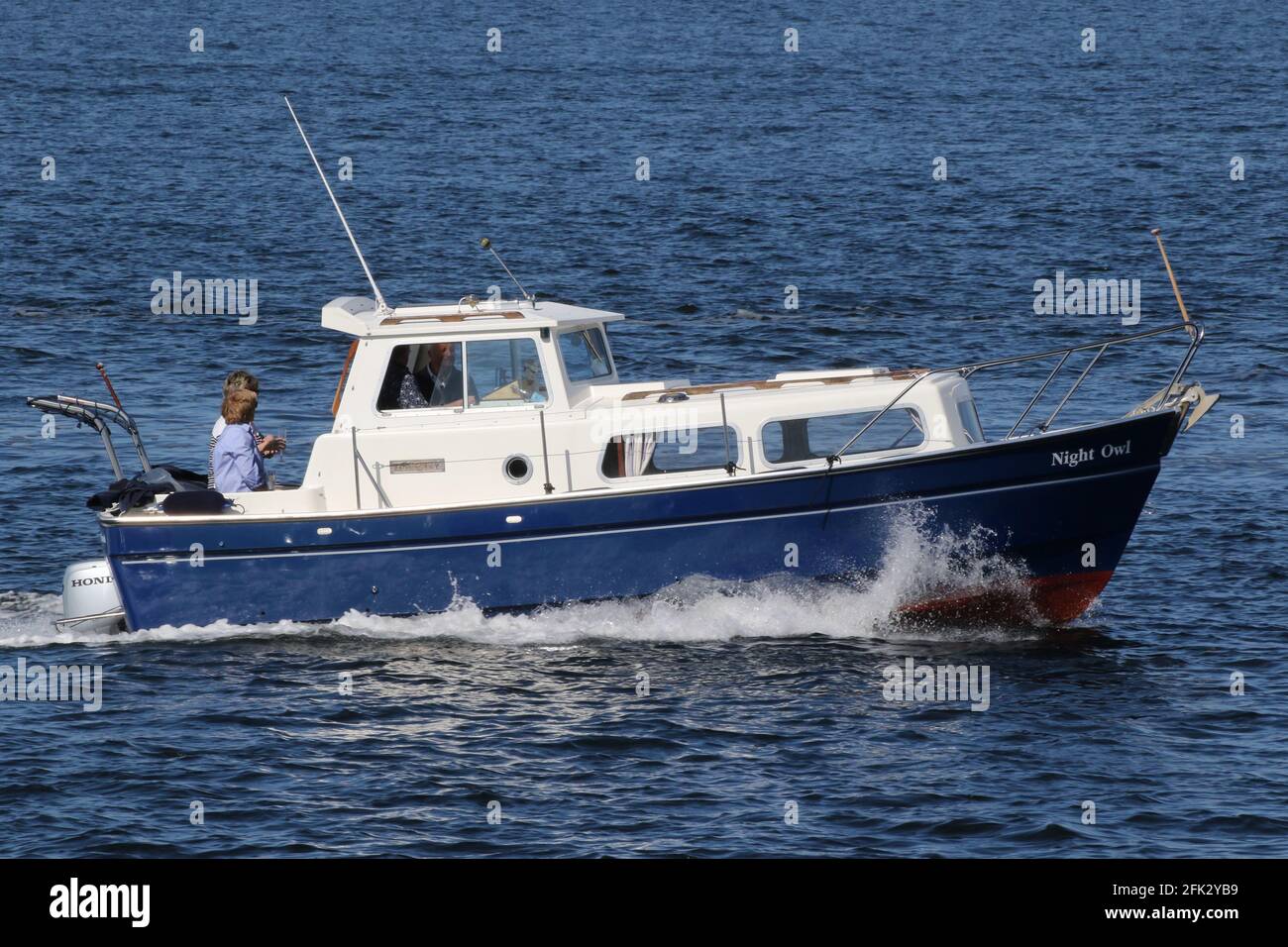 Night Owl, un bateau à moteur privé de Hardy, passant par East India Harbor sur le Firth of Clyde. Banque D'Images