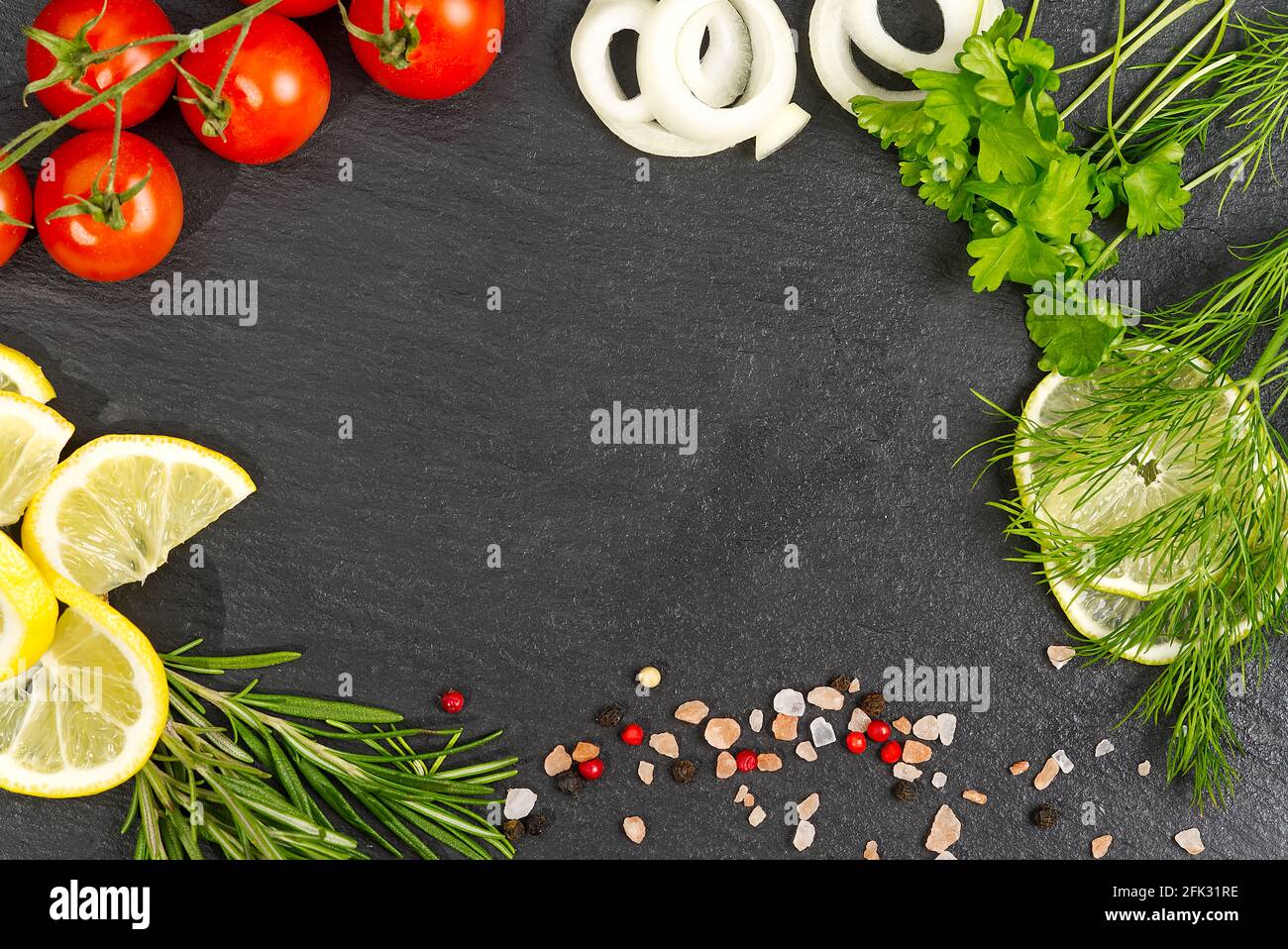 Épices pour poisson ou salat, vue de dessus et plan d'image avec espace de copie pour les textes sur la pierre noire Banque D'Images