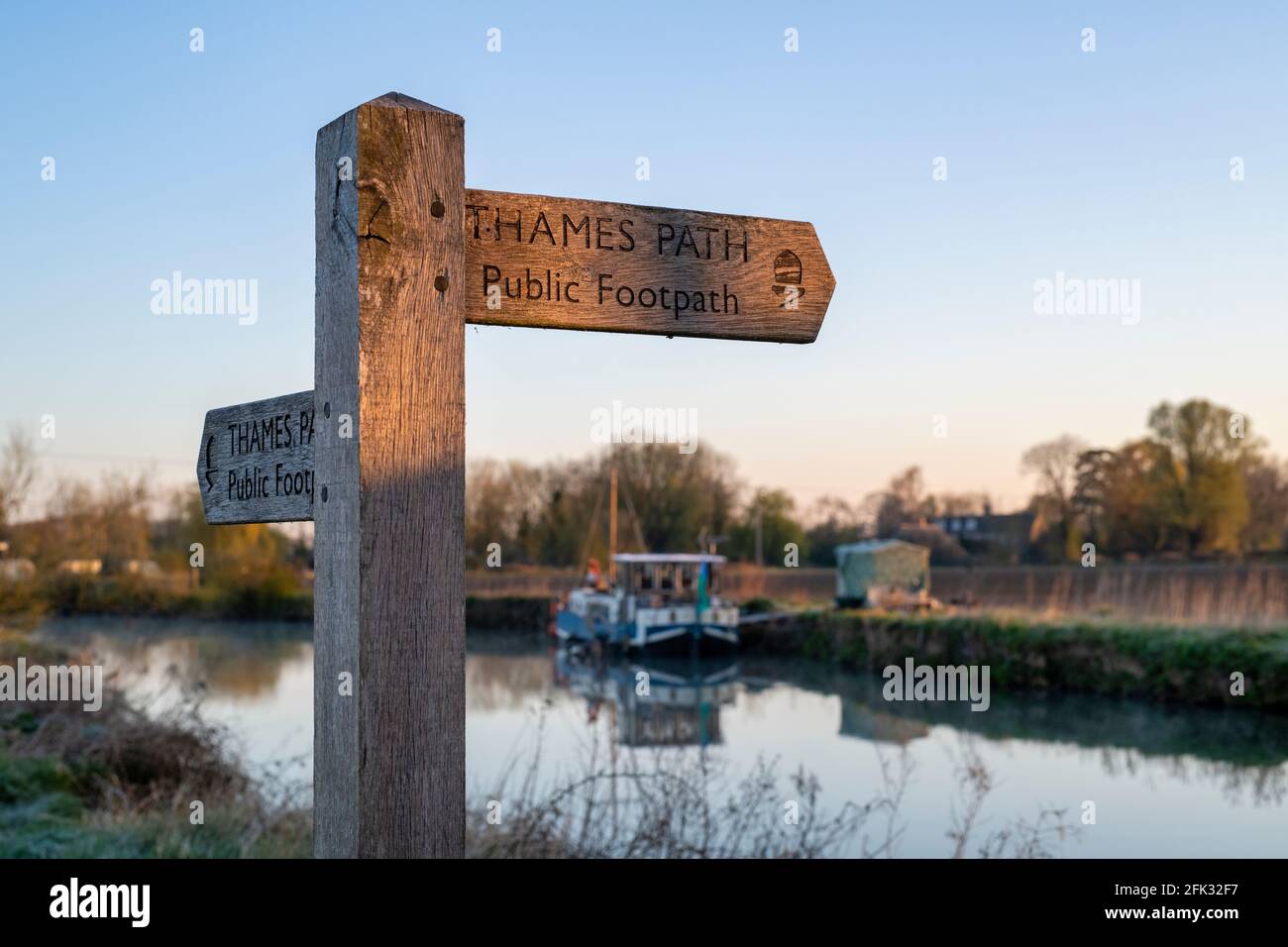 Sentier de la Tamise signe de sentier public traversant la Tamise à Buscot, Cotswolds, Oxfordshire, Angleterre Banque D'Images