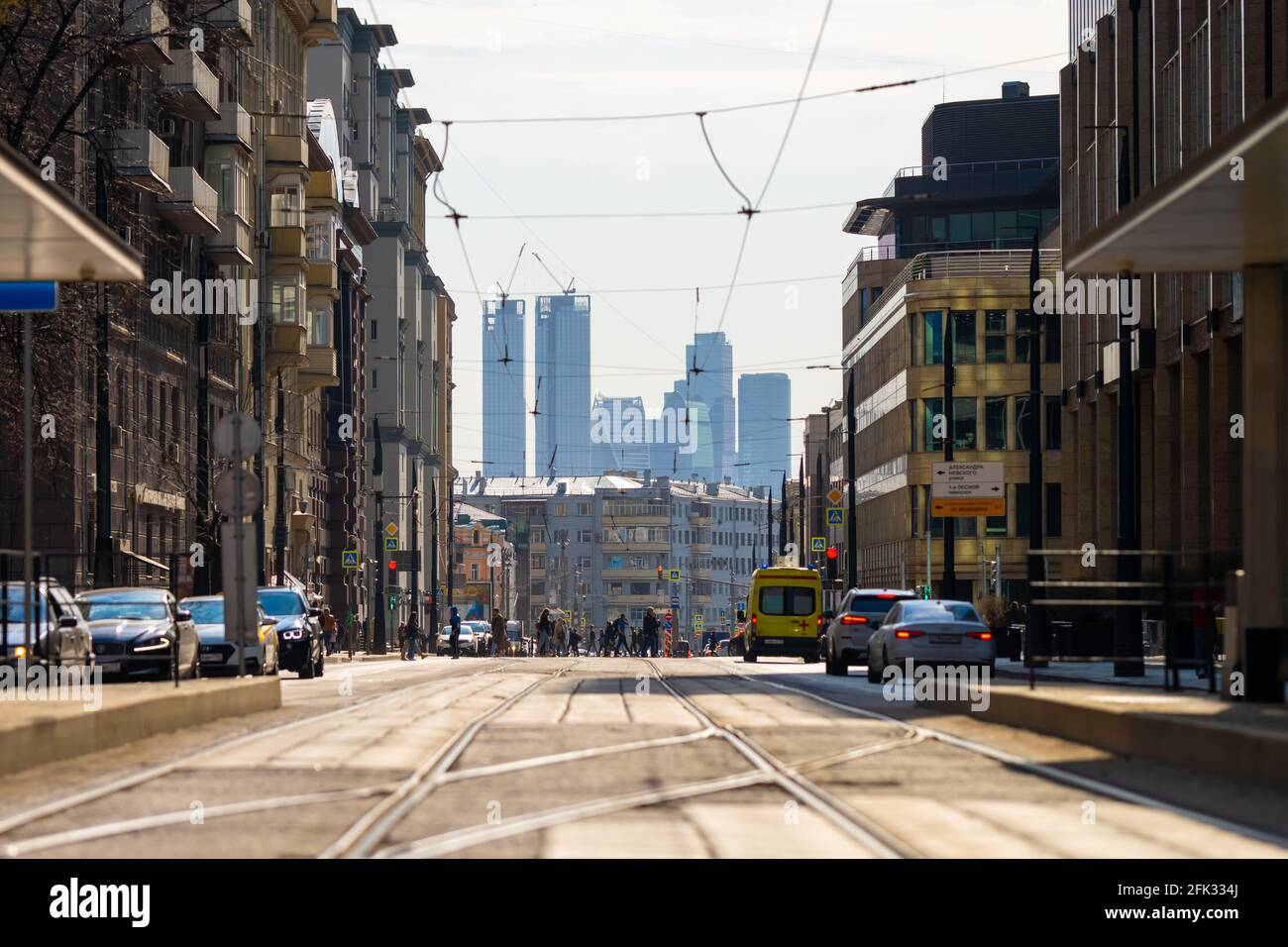 Russie, Moscou - 17 avril 2021 : vue sur la rue de la ville de Moscou. Vue depuis la rue Lesnaya. Banque D'Images