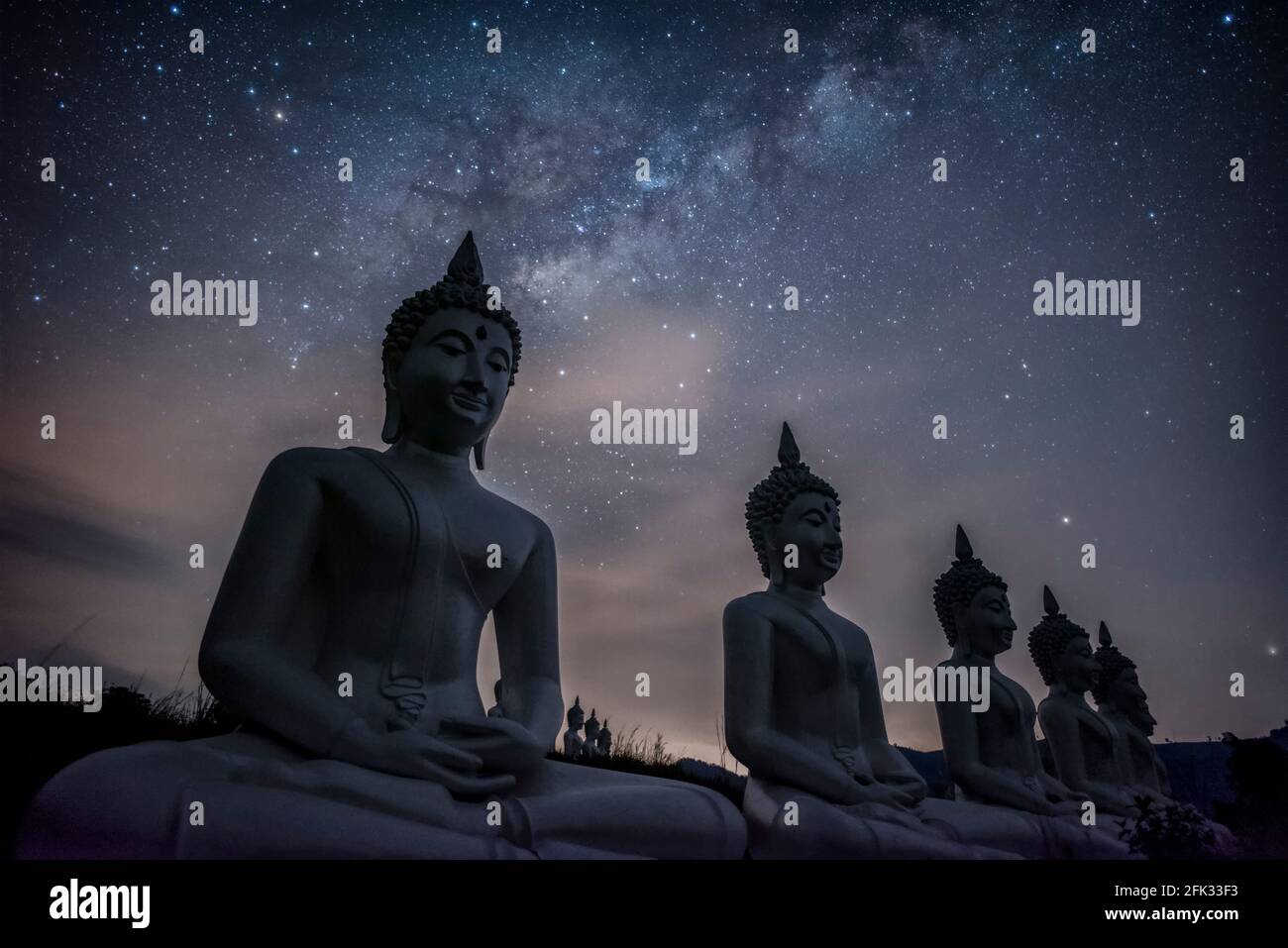 Voie lactée galaxie sur de nombreuses statues de bouddha à Phu Phra Ban Mak Khaeng, Dan Sai, Loei, Thaïlande. Banque D'Images