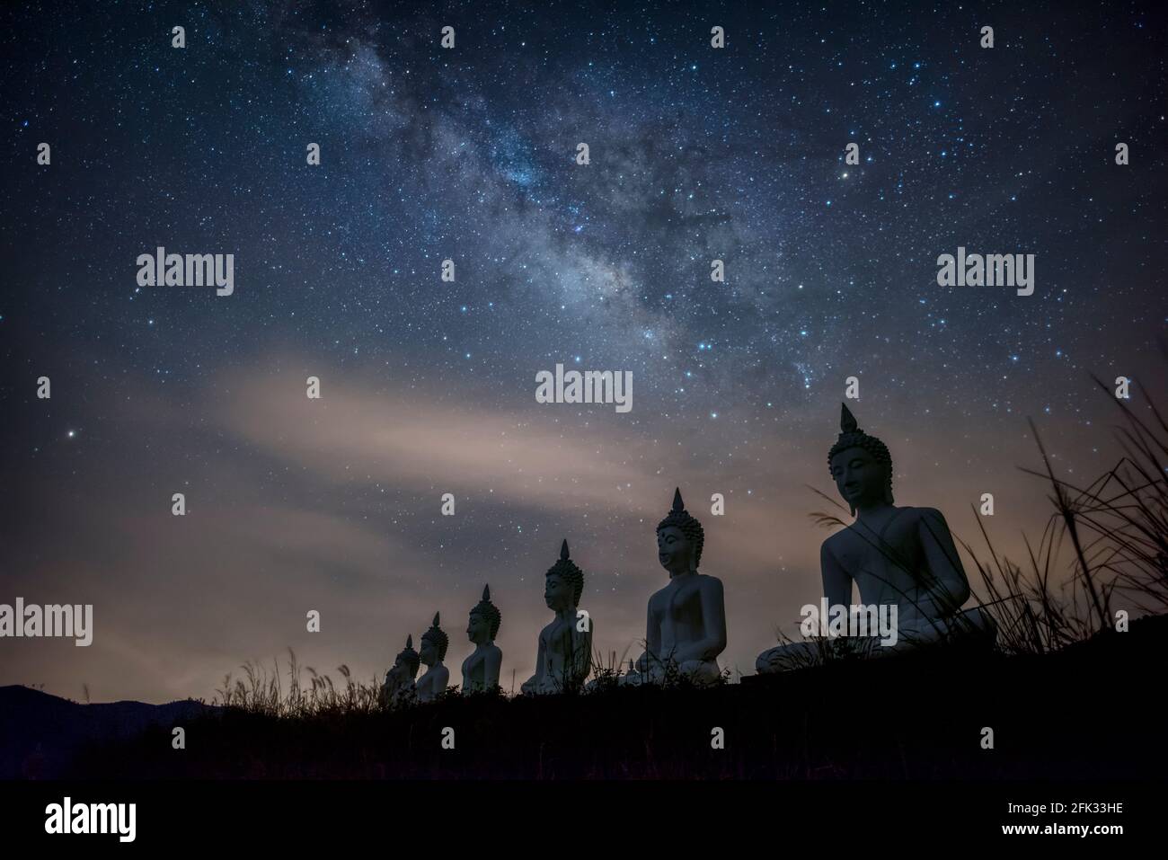 Voie lactée galaxie sur de nombreuses statues de bouddha à Phu Phra Ban Mak Khaeng, Dan Sai, Loei, Thaïlande. Banque D'Images
