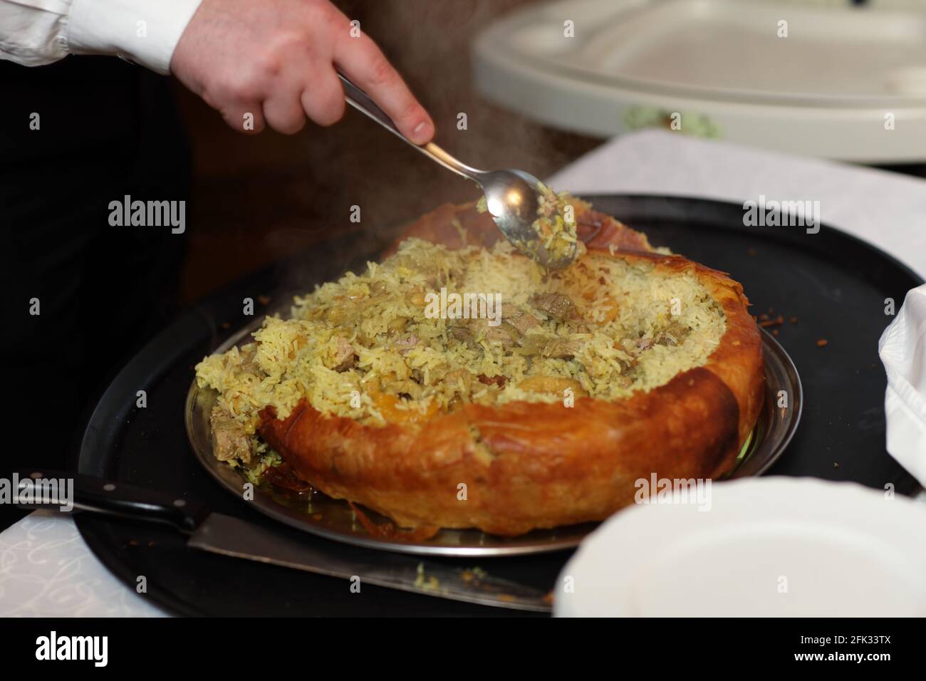Le serveur met Khan Pilaf sur une assiette à un restaurant Photo Stock -  Alamy