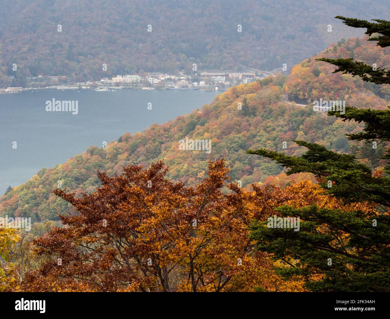 Couleurs d'automne dans le parc national de Nikko, Japon - vue sur le lac Chuzenji et la station thermale de Chuzenji Onsen Banque D'Images