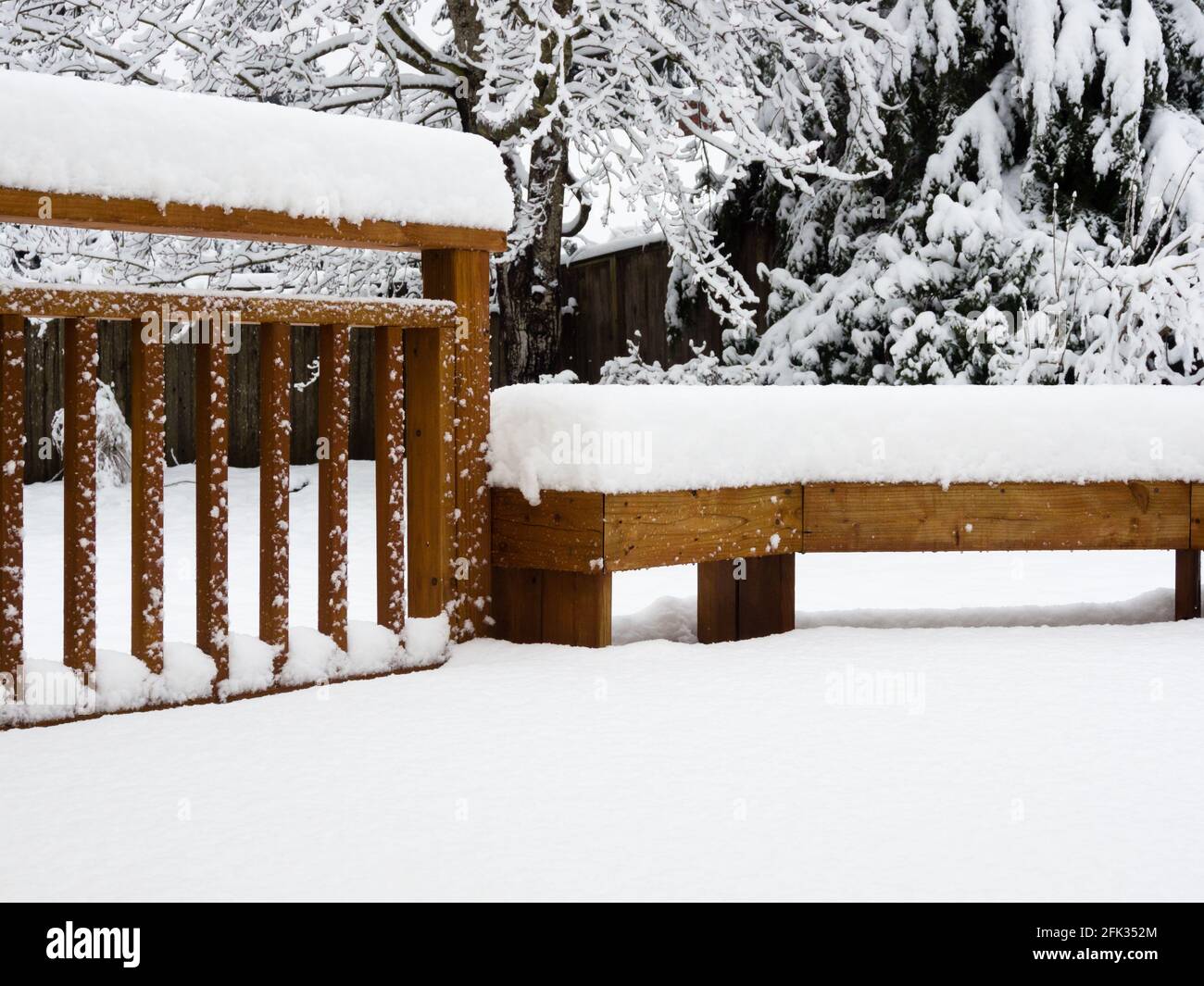 Terrasse en bois enneigée et arrière-cour Banque D'Images