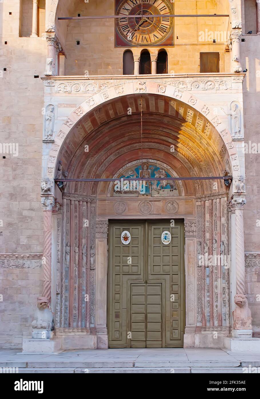 Le portail pittoresque de la cathédrale de Vérone, décoré de griffins, de colonnes murales sculptées et de sculptures, de détails peints, Italie Banque D'Images