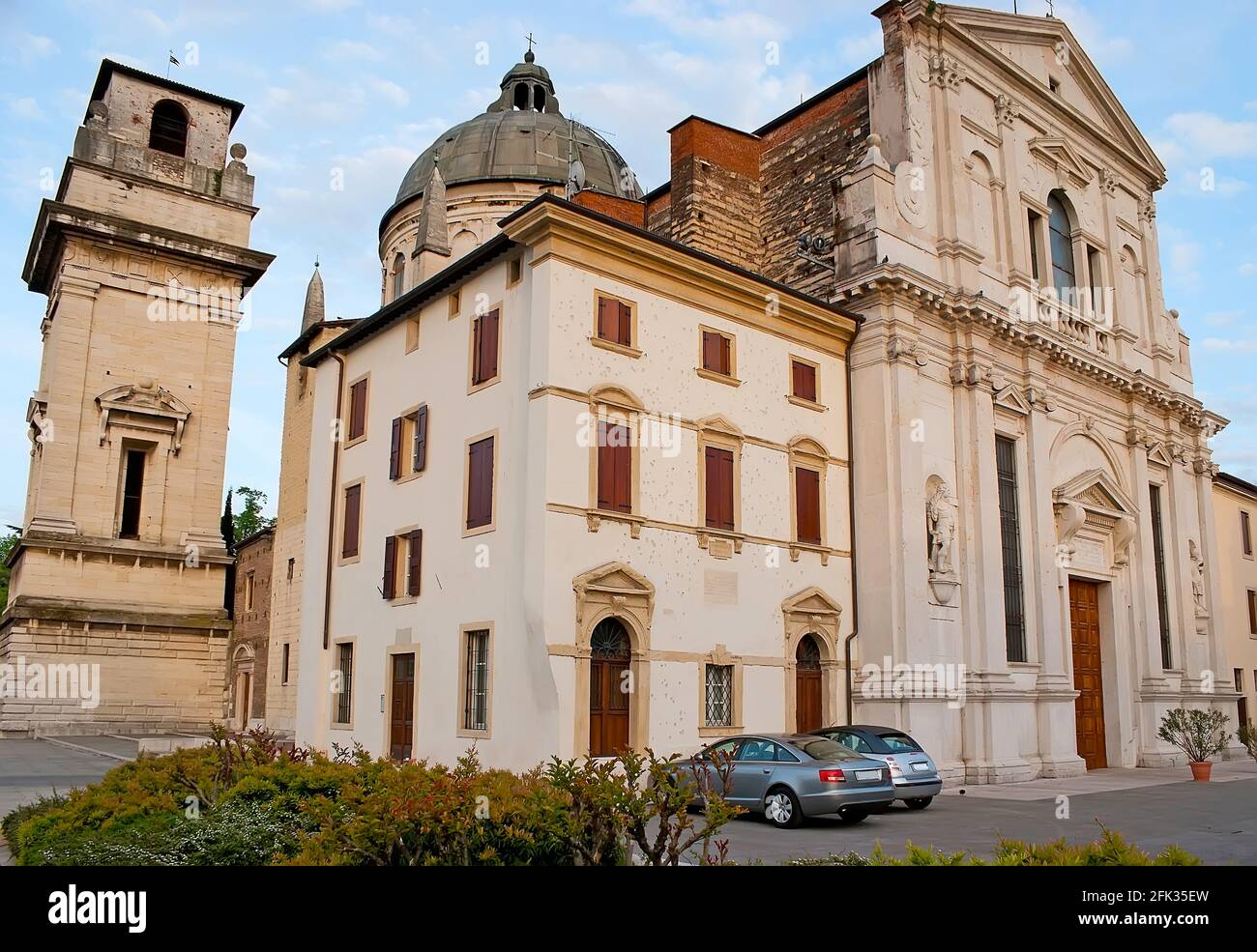 L'église médiévale de San Giorgio à Braida avec une impressionnante façade blanche, un dôme massif et un Campanile de XI cent conservé, situé à Piazzz Banque D'Images