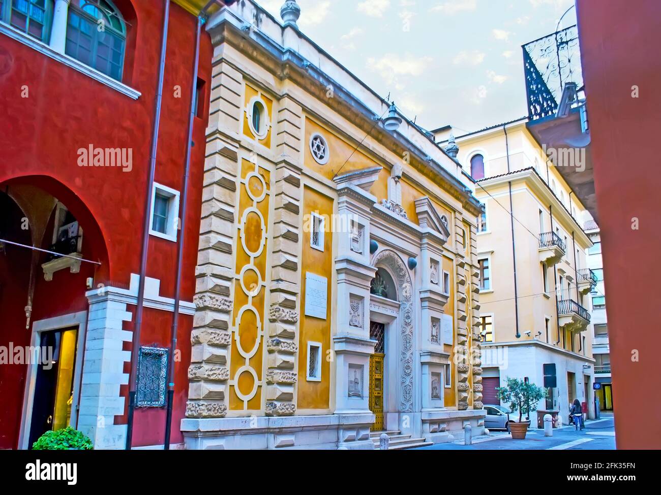 La façade richement décorée de la Synagogue de Vérone avec des détails en stuc et une véranda pittoresque, en Italie Banque D'Images