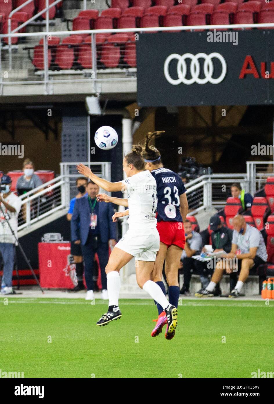 Washignton D.C, États-Unis. 27 avril 2021. Ashley Hatch #33 saute pour un titre au jeu de Washignton Spirit contre Gotham NJ/NY à Audi Field à Washigton D.C crédit: SPP Sport Press photo. /Alamy Live News Banque D'Images