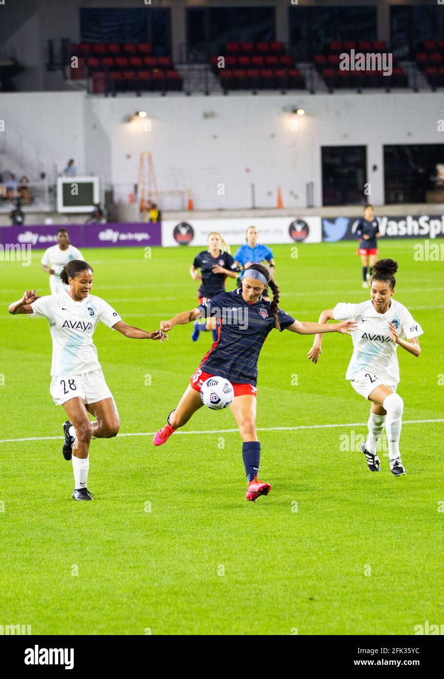 Washignton D.C, États-Unis. 27 avril 2021. Ashley Hatch #33 bataille pour le ballon au jeu de Washignton Spirit contre Gotham NJ/NY à Audi Field à Washigton D.C crédit: SPP Sport Press photo. /Alamy Live News Banque D'Images