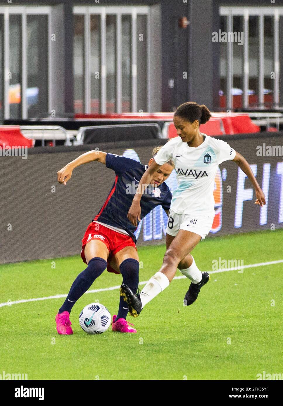 Washignton D.C, États-Unis. 27 avril 2021. Trinity Rodman #2 bataille pour le ballon au jeu de Washignton Spirit contre Gotham NJ/NY à Audi Field à Washigton D.C crédit: SPP Sport Press photo. /Alamy Live News Banque D'Images