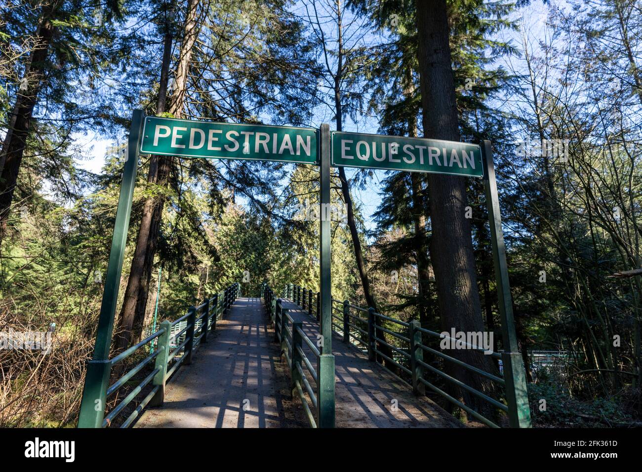 Pont de sentier pour piétons et équestres sur Stanley Park Causeway. Banque D'Images