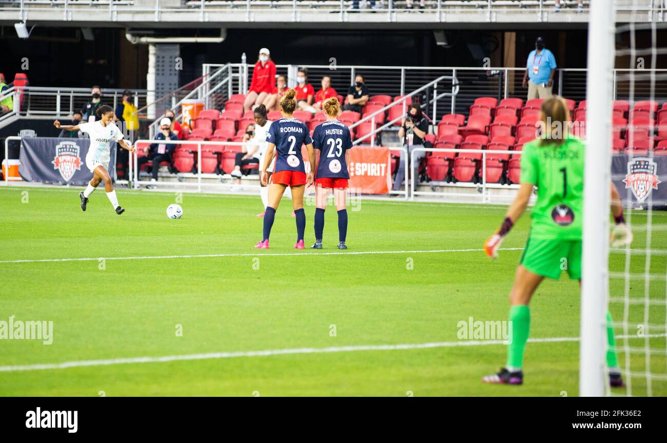 Washignton D.C, États-Unis. 27 avril 2021. Trinity Rodman #2 et Tori Huster #23 faire un mur pour le coup de pied gratuit de Gotham NJ/NY à la partie de Washignton Spirit contre Gotham NJ/NY à Audi Field à Washigton D.C crédit: SPP Sport Press photo. /Alamy Live News Banque D'Images