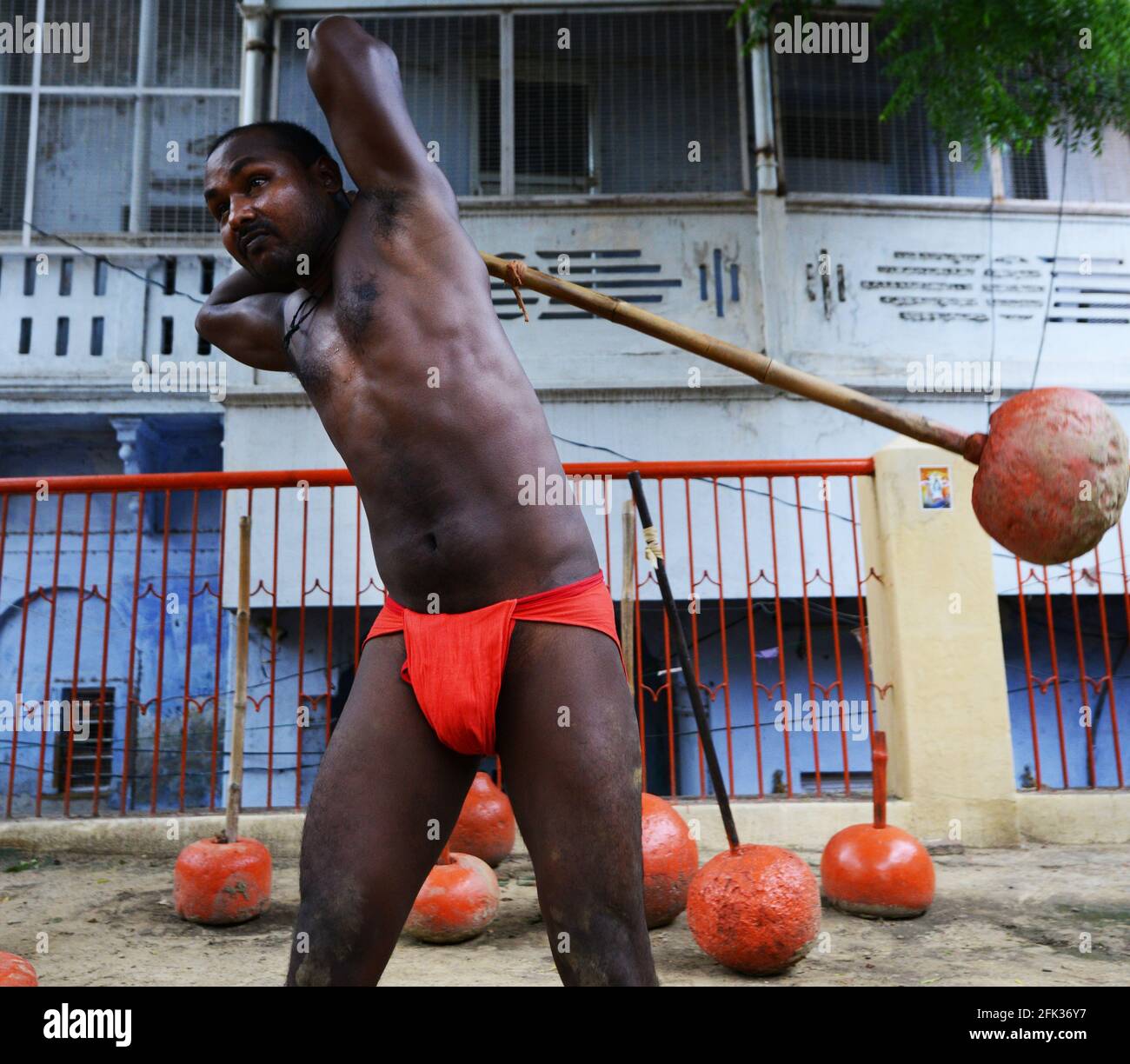 Un pehlwan indien s'exerçant avec des clubs indiens à Varansai, Uttar Pradesh, I ndia. Banque D'Images