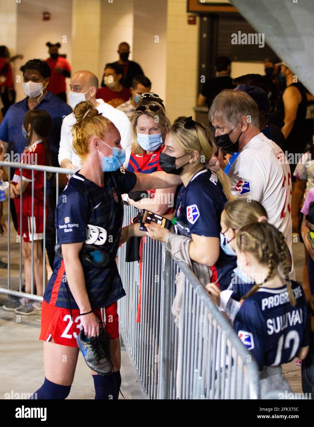 Washignton D.C, États-Unis. 27 avril 2021. Tori Huster #23 salutation fans après le jeu de Washignton Spirit contre Gotham NJ/NY à Audi Field à Washigton D.C crédit: SPP Sport Press photo. /Alamy Live News Banque D'Images