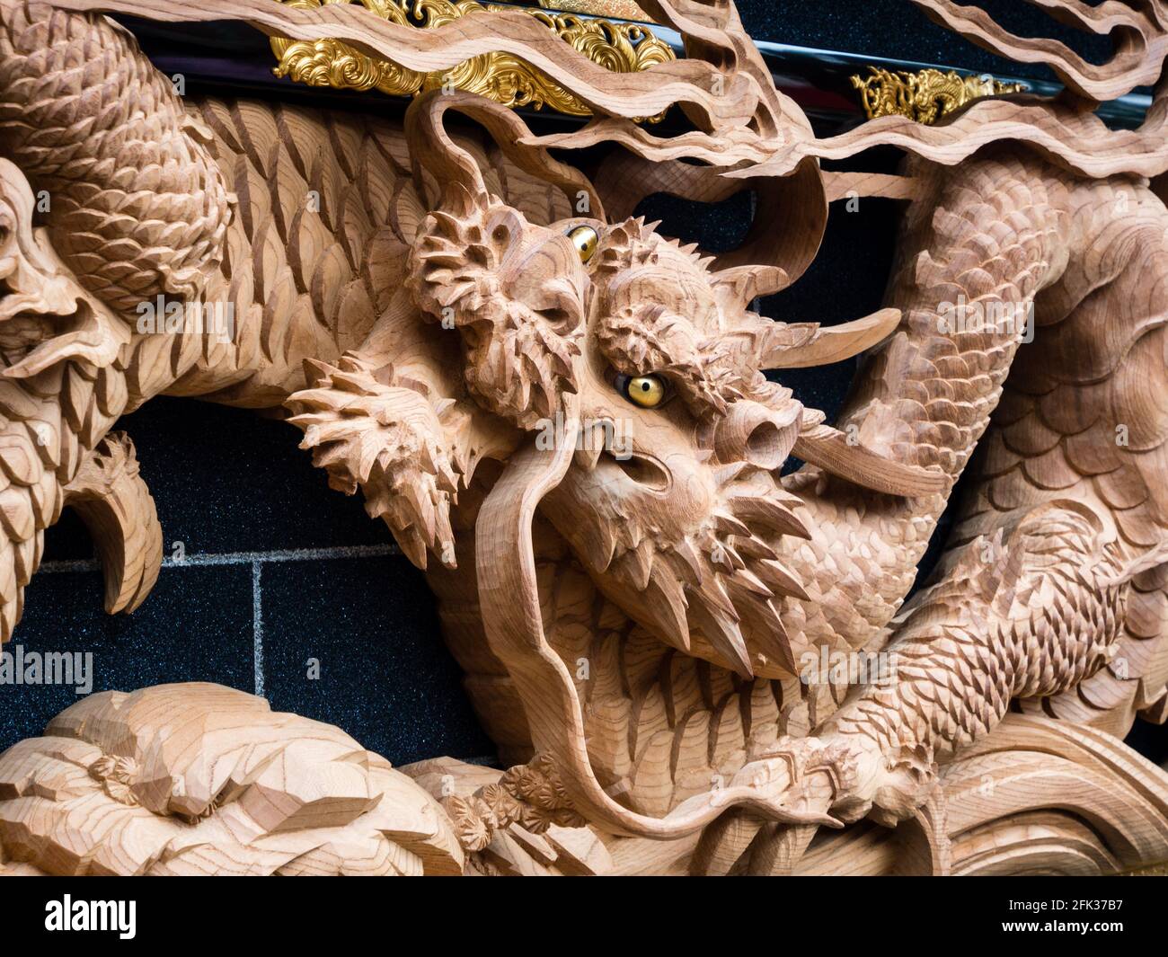 Takayama, Japon - 9 octobre 2015 : dragon japonais se sculptant sur un flotteur décoratif pendant le festival Takayama d'automne Banque D'Images
