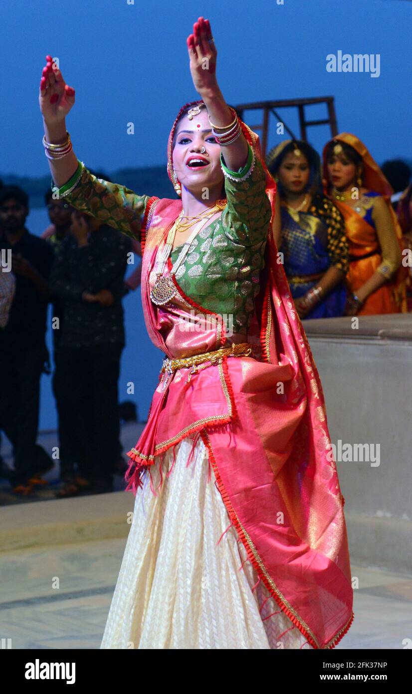 Une représentation traditionnelle de danse indienne sur le ghat au bord du Gange à Varanasi, Inde. Banque D'Images