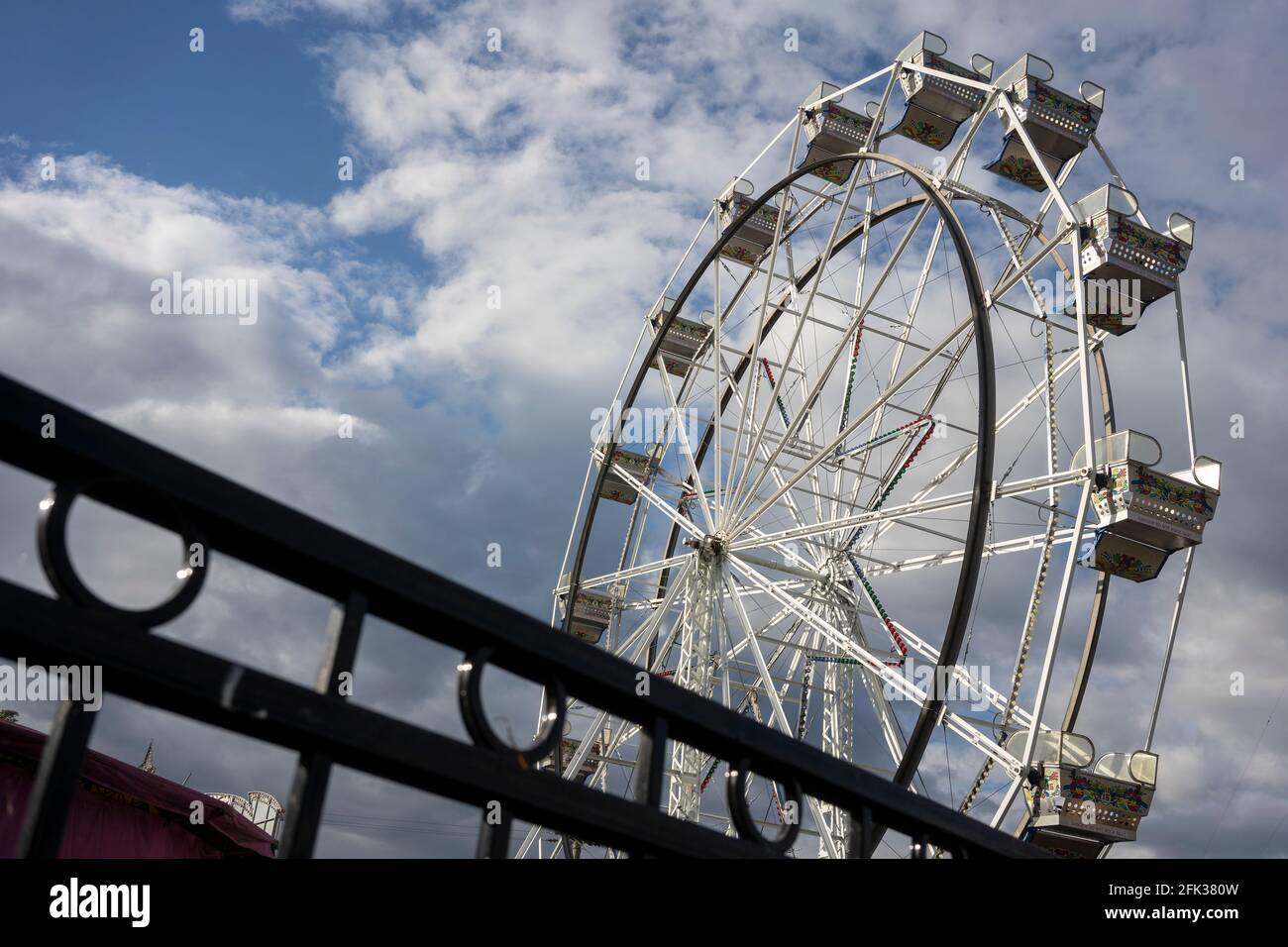 L'antique Ferris Wheel du parc d'attractions Oaks de Portland qui rouvre en conformité avec les mandats de la COVID, vu le dimanche 25 avril 2021. Banque D'Images